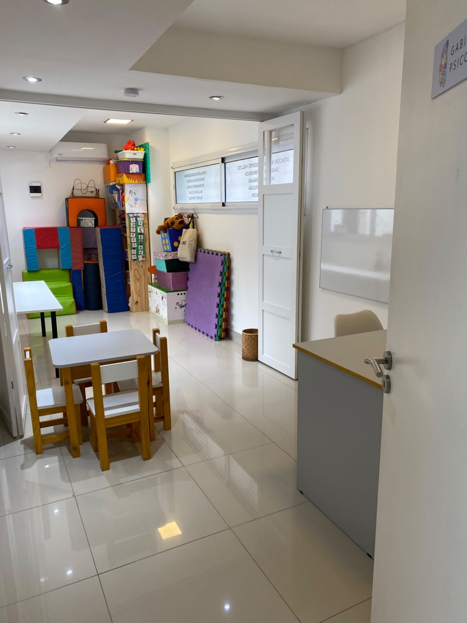 Sala de espera infantil con juegos