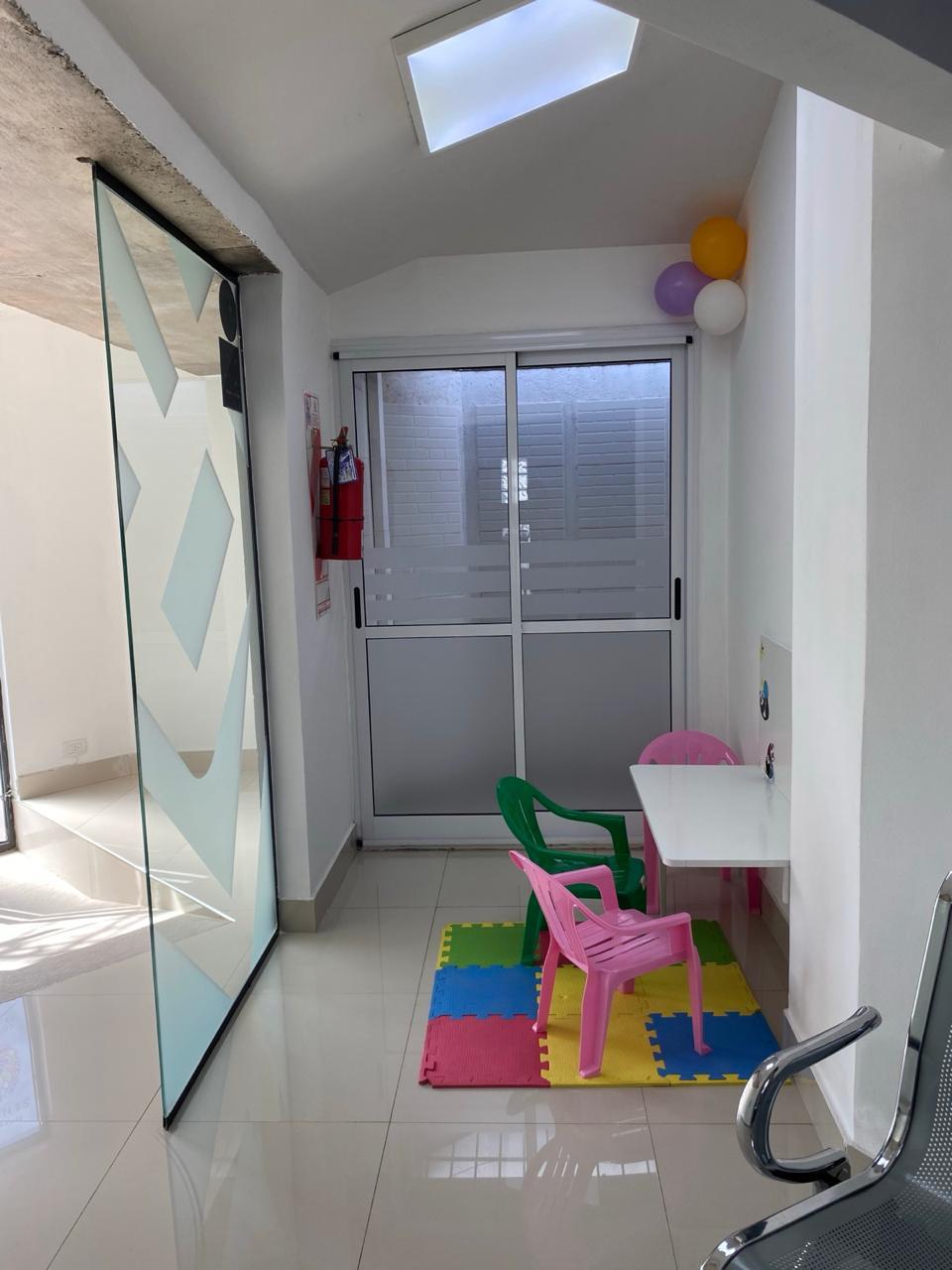Consultorio con espacio de trabajo para niños